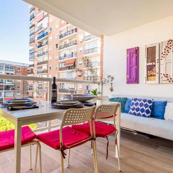 Amazing Apartment In Malaga With Wifi, hotel v Malaze