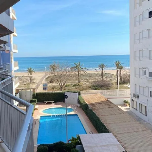 Monela Front beach sólo familias，甘迪亚海滩的飯店