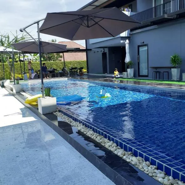 Family Pool View บ้านพักครอบครัวและสระว่ายน้ำ, hotel in Ban Bu Lao