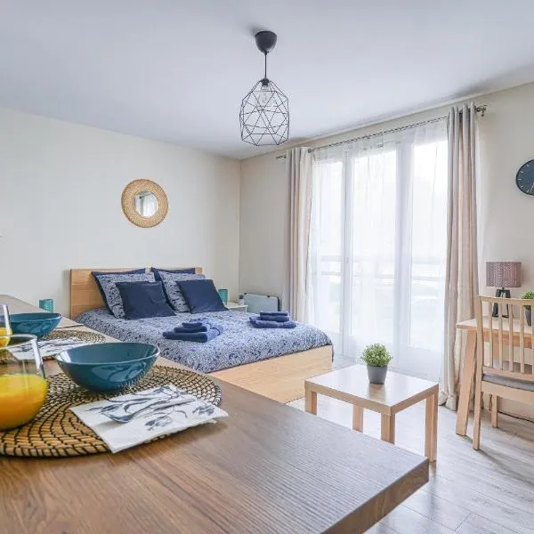 Logement Noah, отель в городе Courcouronnes