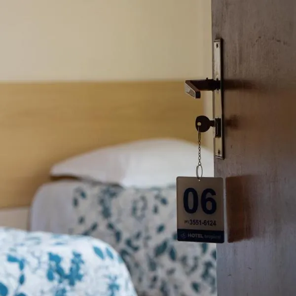 HOTEL TROPICAL，位于库里提巴的酒店