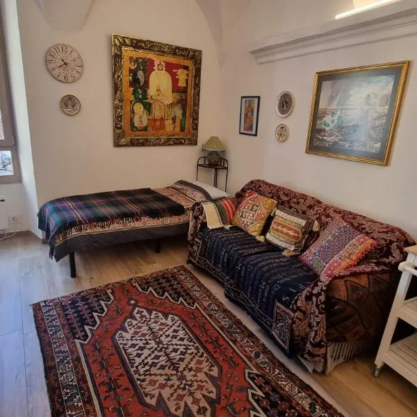 Beautifully restored romantic apartment in the centre of historic Dolcedo, hotel Dolcedóban
