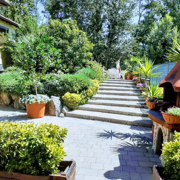 La Casa Più Sù, hotel v destinaci Manziana