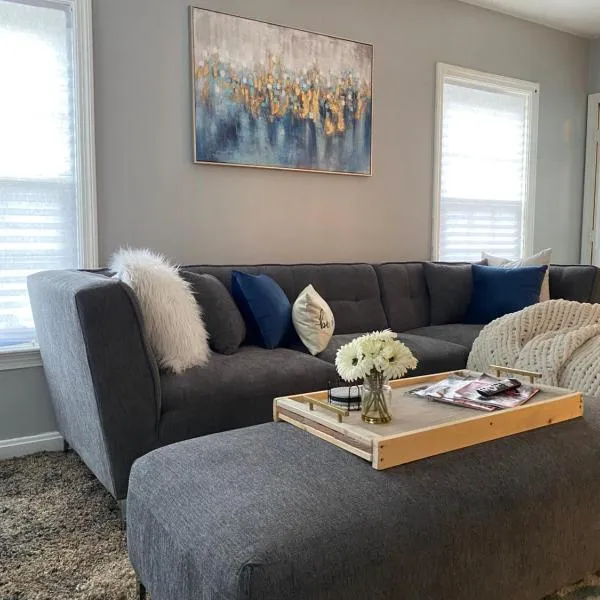 Cozy, Upstairs Apartment Pets Welcome with fee Family Friendly Close to Everything, hotel v destinaci Cleveland