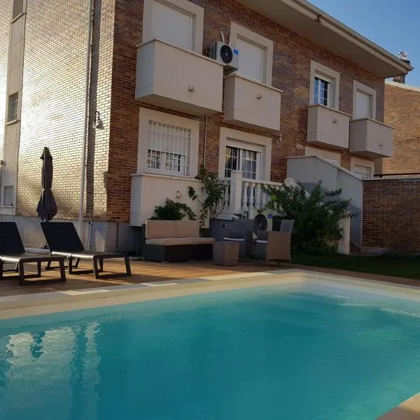 Chalet Villa Maria a 10 minutos de Puy du Fou, hotel v destinaci Burguillos de Toledo