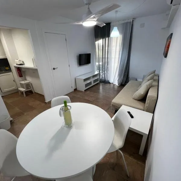 Apartamento a 3 minutos de la playa، فندق في سالو