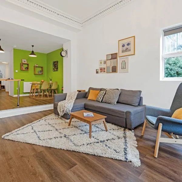 Cheerful Stays: Spacious Flat in Vibrant Leith, hotel v Edinburghu