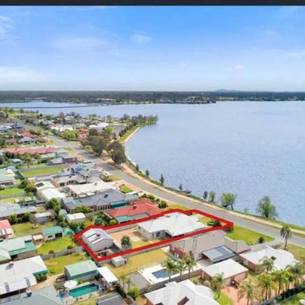 Lakefront Beauty ! Pet friendly, hotel in Yarrawonga