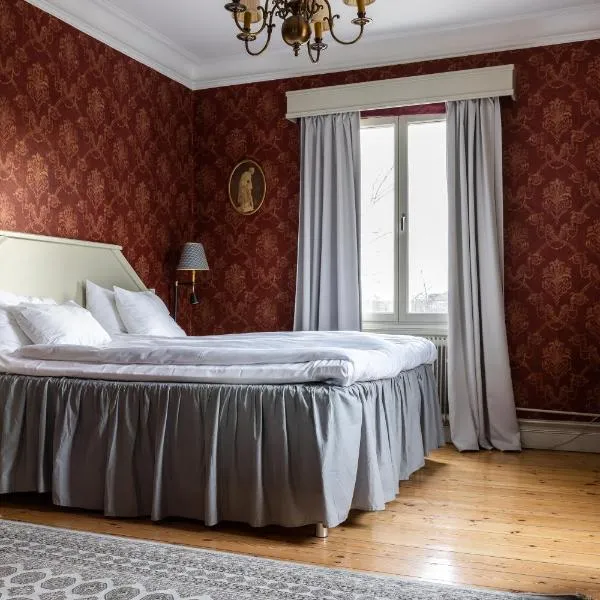 Park Hotel Linköping Fawlty Towers، فندق في لينكوبِنغ