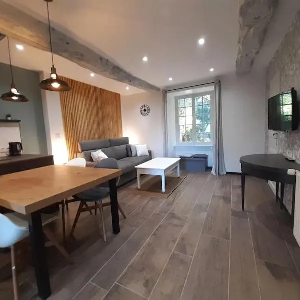 Studio meublé avec terrasse axe Rennes Saint Malo, Hotel in La Baussaine