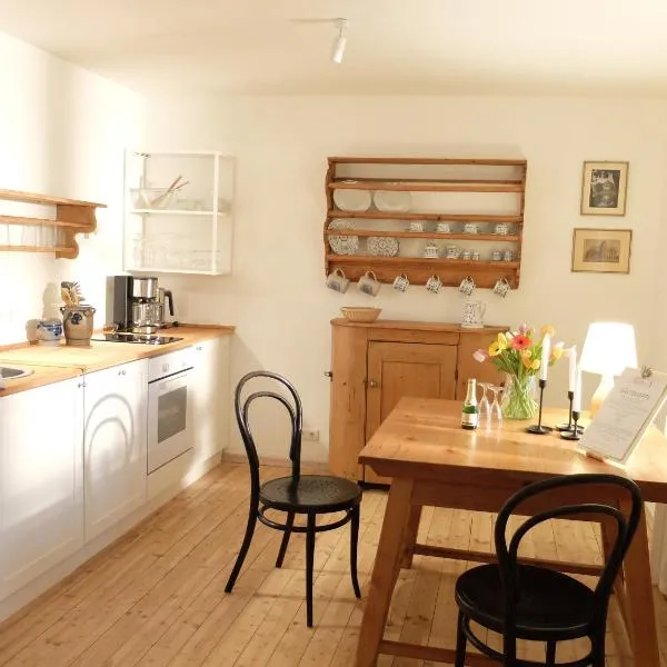 Gartenstudio-Apartment Tausendfreund - adults only - am Chiemsee, hotel in Breitbrunn am Chiemsee