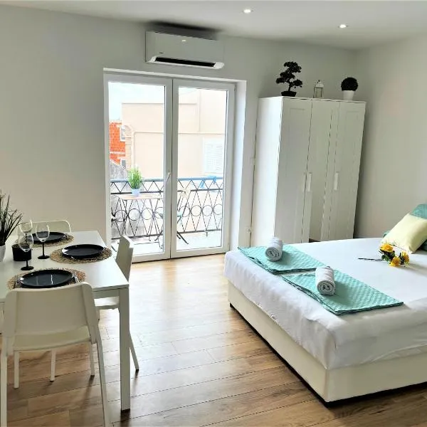 Vila Paula, hotel v Novalji