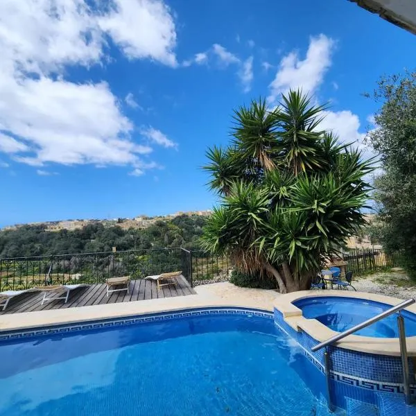Poolside Paradise, Private comfort, stunning views, and effortless self checkin, hôtel à Għajn il-Kbira