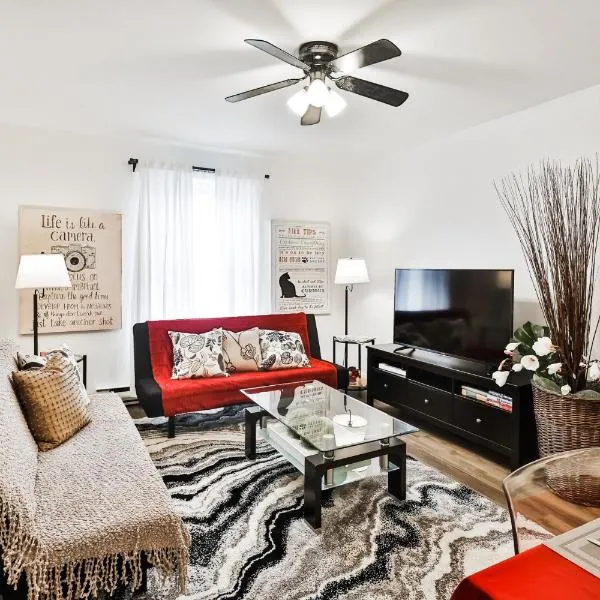 FREE PARKING - 2 BEDROOMS - full APARTMENT - in Beautiful Lachine - NEAR WATER - 15 MINUTE DRIVE TO DOWNTOWN, hotel in Montréal