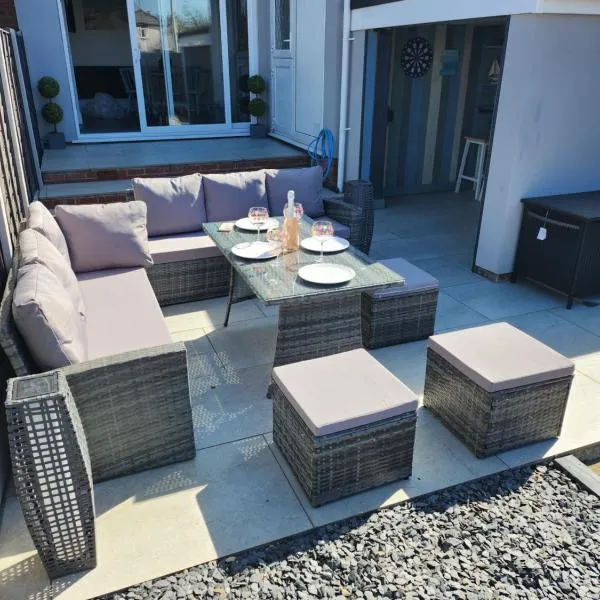 Delightful newly renovated 3-bed house with garden beach hut, hotel v destinaci Blackpool