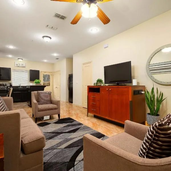 Hummingbird Haven 7 w King bed free parking Patio, hotel v destinaci Pharr