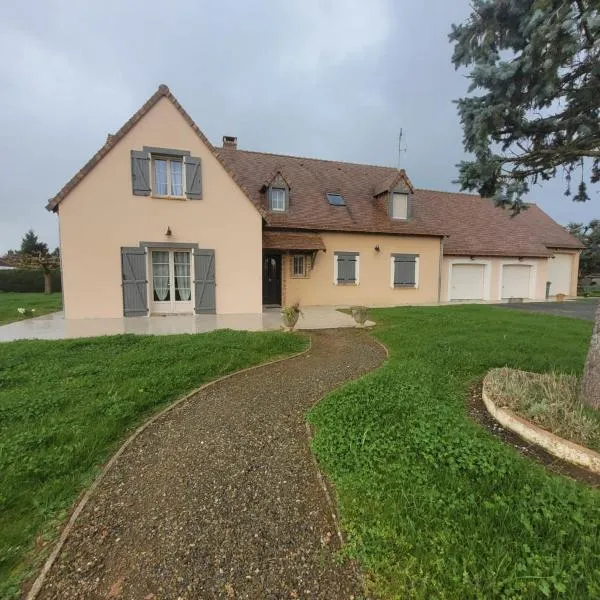 Chez Jo, hotel in Connerré