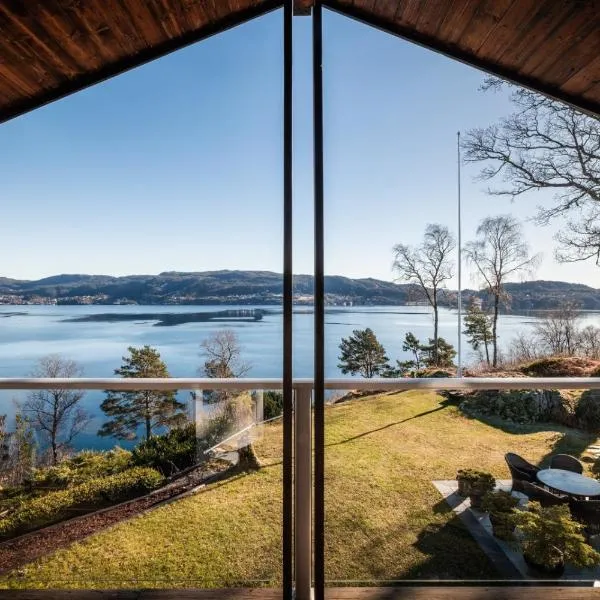 Villa Arboretet - Seaside villa with private pool & infrared sauna in the heart of Arboretet, Bergen, hotel in Bergen