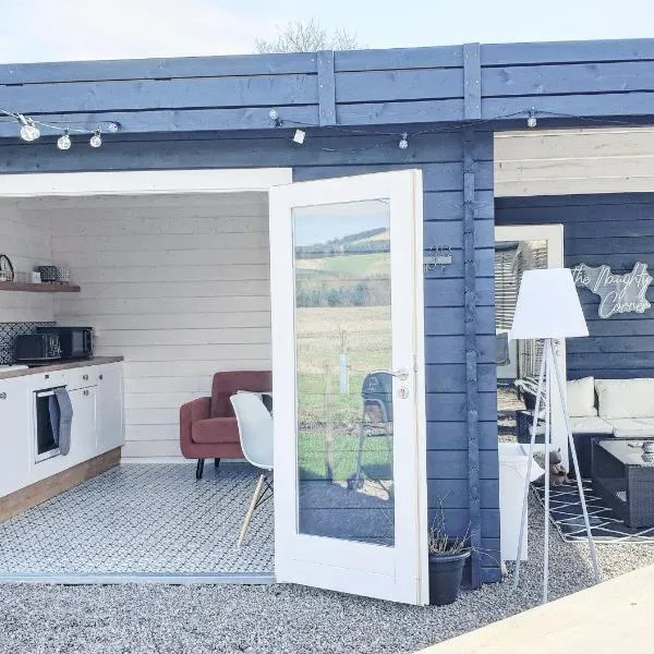 Romantic Rural Lodge - Private Outdoor Kitchen & Cosy Covered Lounge - Perth and Kinross - Hot Tub not included, hotel v destinaci Crook of Devon