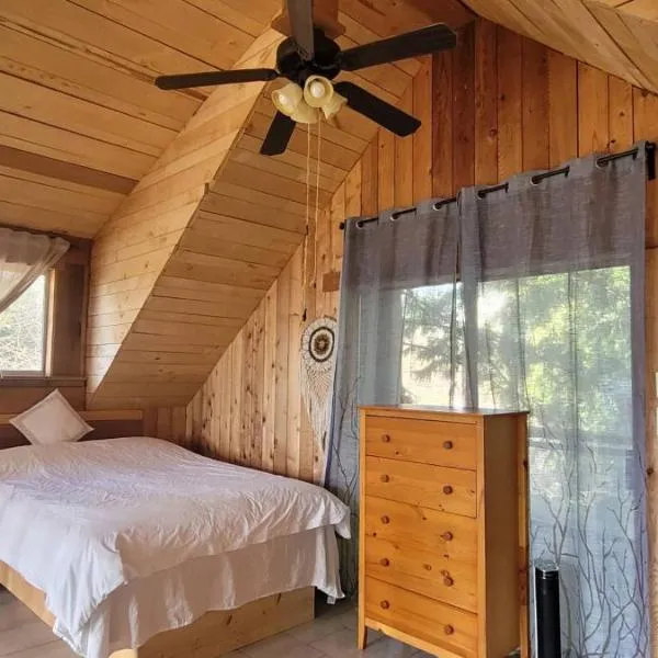 Rustic cedar Cabin, hotel in Savary Island