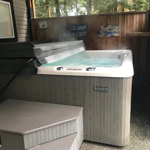 Hot Tub Hideaway，Shawnigan Lake的飯店