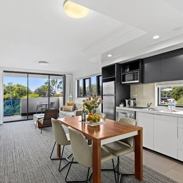Quest Kelvin Grove to Gold Coast Airport (OOL) premium and luxurious chauffeur service