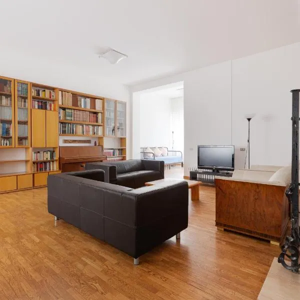 CA' STELLINI - Comoda casa indipendente con parcheggio privato、ミラノのホテル