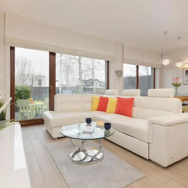Three-Bedroom Family House with Garden Warsaw Nowa Wieś by Noclegi Renters, khách sạn ở Warszawa