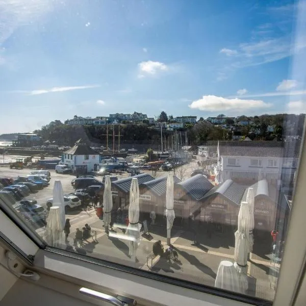 Ocean Cabins No 11 At The Square - Saundersfoot, hotel in Lampeter-Velfrey