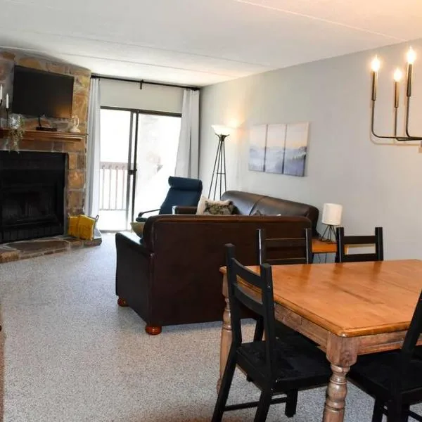 Cozy Mountain Getaway! Mountain views! 2 bed, 2 bath, Sleeps 6, hotel in Gatlinburg