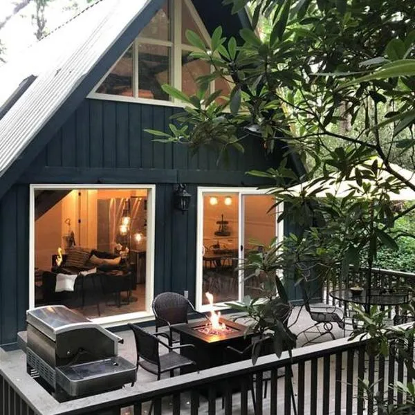 Newly renovated A-frame 5 Min walk to main street, hotel in Highlands