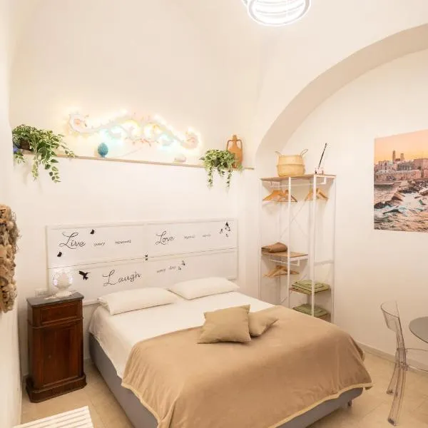 Le Stanze di Maria-Ingresso Autonomo Maria's Rooms-Indipendent Entrance, hotel in Giovinazzo