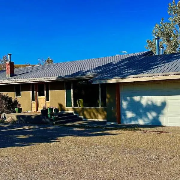 Bar M5 Ranch Stay, hotel in High River