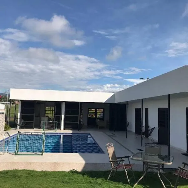 Casa Campestre Ibague con piscina - capacidad 15 personas, hotel en Valle de San Juan