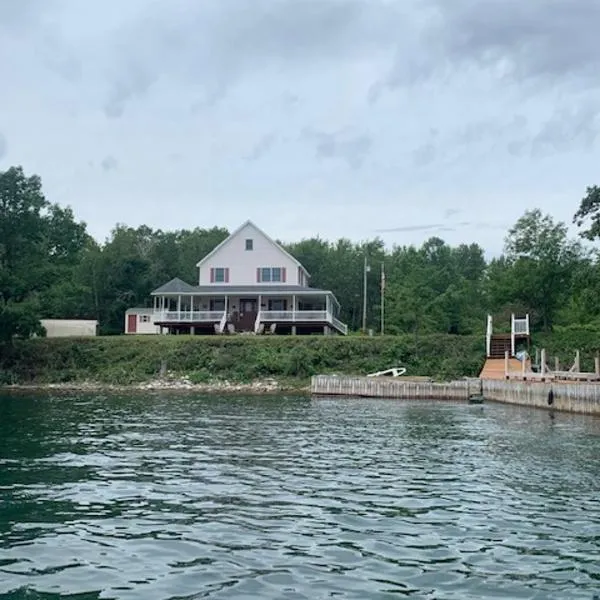 Whiskey River Cottages formerly Seaway Slips, hotel v destinaci Clayton
