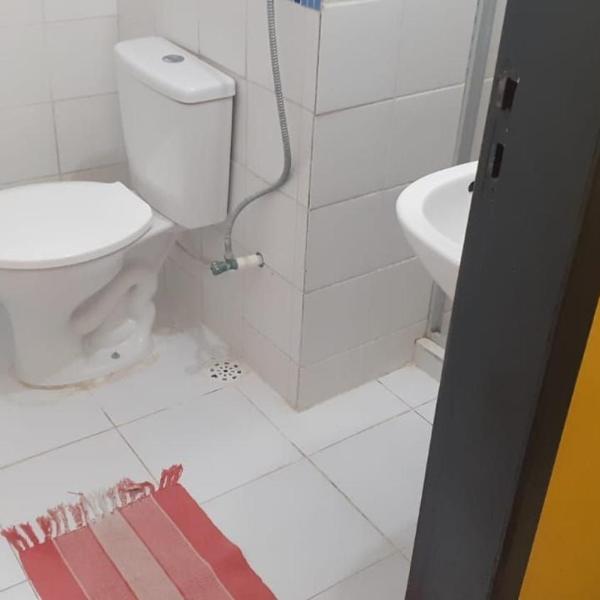 FLATS no Forte a 200m da praia, com 60 m2, 2 quartos com ar condicionado, cozinha completa, área de lazer, WIFI, piscinas, estacionamento, acomodam 8 pessoas, portaria 24H, ambiente familiar. - Foto 3