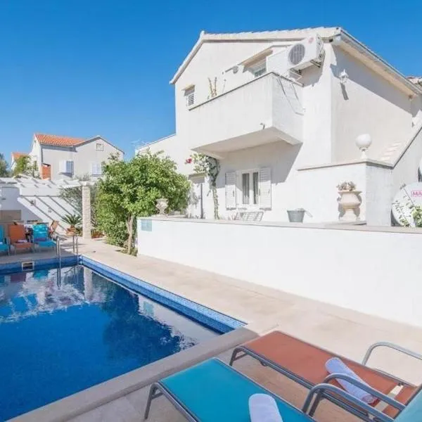 Family friendly apartments with a swimming pool Supetar, Brac - 16774، فندق في Ložišće