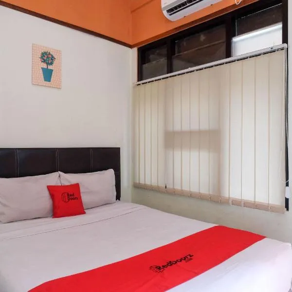 RedDoorz near Lotte Mart Maguwoharjo Yogyakarta, hotel in Ngemplak