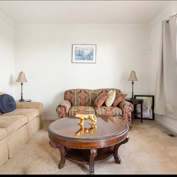 Van Gogh Guest Rm #3 • Van Gogh 3-Comfy Private Rm in single family home, hotel in Rosedale