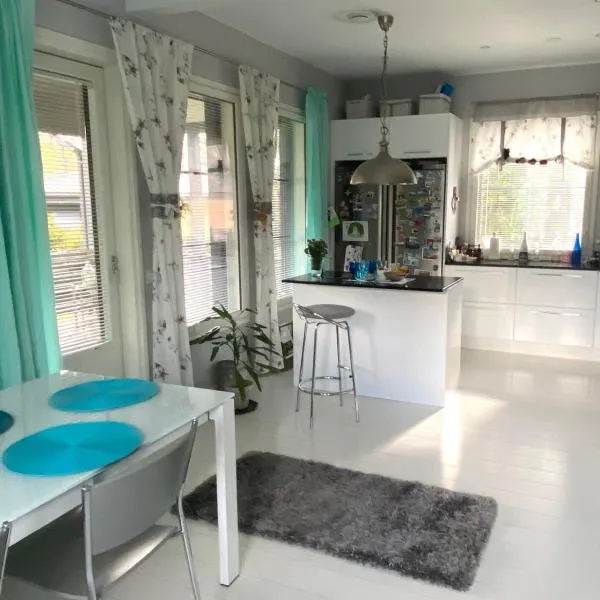 Hienoa talo porealtaalla lähellä Helsinkiä ja lentokenttää, hotel v destinaci Tuusula