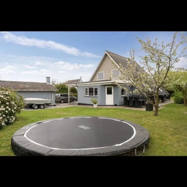 Big villa in stege near møns klint with trampolin, hotell i Askeby