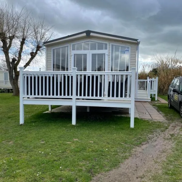 Holiday home at cherry tree holiday park Burgh castle Great Yarmouth Norfolk, hotel in Great Yarmouth