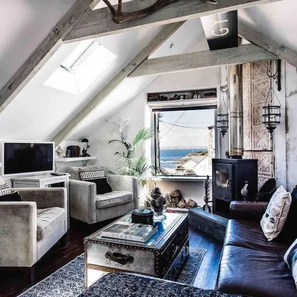 The Old Stores, Luxury beach side selfcatered holiday cottage above the beach, hotel in Porthleven