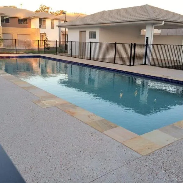 Spacious private en-suite with air-con, hotel in Narangba
