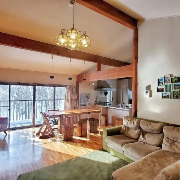 『一軒丸々貸切』徒歩5分圏内カフェ 自然を満喫 Modern Ski Chalet +WiFi & 5min walk to cafes.、長野市のホテル