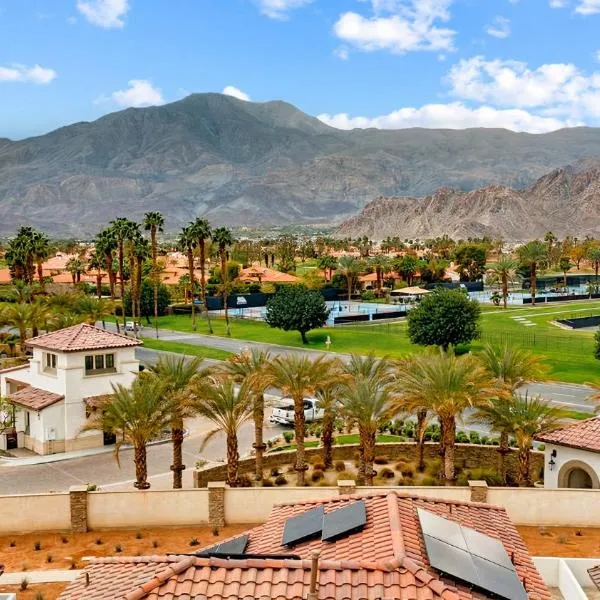 Near Coachella and Stagecoach Palm Springs , PGA resort Villa ,Golf, community pool, gym, hotell i La Quinta