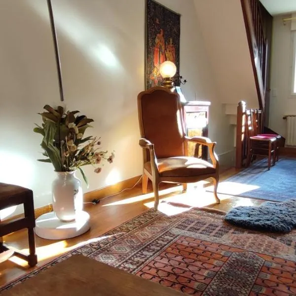 PARIS AUTHENTIC HOUSE Entier 1920's villa Métro Line 7 For Groups, hotel in Paris