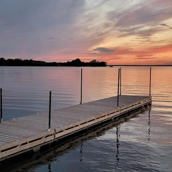 Tranquil Cottage Retreat in Prince Edward County, hotel v destinaci Demorestville