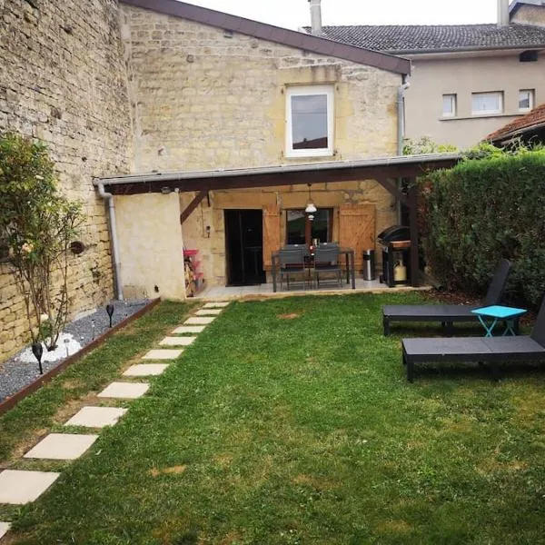 GITE LA LOUTRE, hotel in Stenay