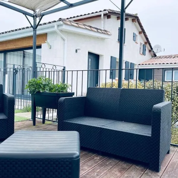 Maison Spacieuse au Calme Piscine Privée, hotel em Boudy